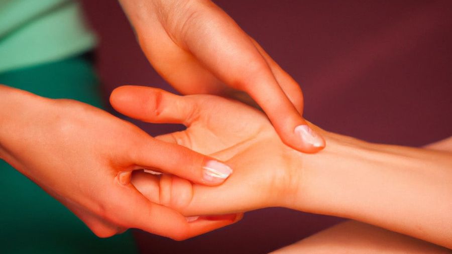 O Reiki é uma prática terapêutica japonesa que trabalha a transferência de energia através das mãos. Esta técnica estimula o processo de cura natural do corpo. 